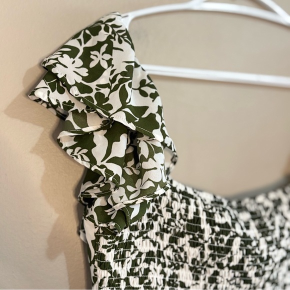 3/$10⚡️Dynamite Green and White Off-Shoulder Flutter Sleeve Cropped Blouse - Picture 11 of 16